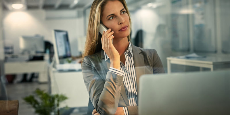 telefonierende Frau im Callcenter