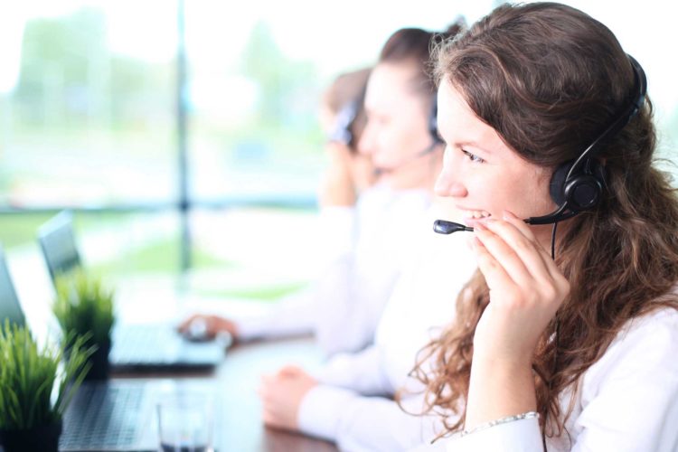 Frau im Callcenter mit Headset