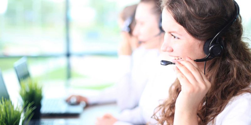 Frau im Callcenter mit Headset