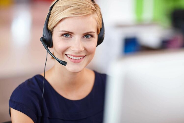 Kundenservice-Agentin im Callcenter