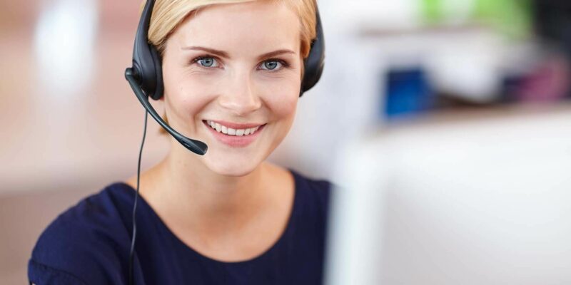 Kundenservice-Agentin im Callcenter